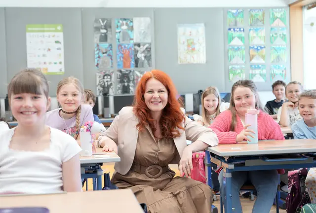 8,5 Millionen Euro stellt das Land Tirol für bis zu 130 zusätzliche Planstellen an Tirols allgemeinbildenden Pflichtschulen bereit (im Bild: LRin Cornelia Hagele beim Besuch der Volksschule Gries im Sellrain). | Foto: Land Tirol/Neuner