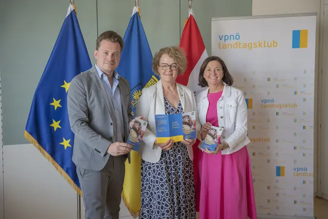 Florian Krumböck, Christiane Teschl-Hofmeister und Doris Schmidl (alle ÖVP) sind von dem NÖ Pflege- und Betreuungsscheck 2025 begeistert. | Foto: VP Bezirk St.Pölten