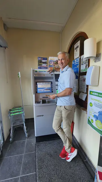 Bürgermeister Michael Strasser aus Weinburg ist stolz auf den Bankomaten in dem gemeindebetriebenen Adeg. | Foto: Gemeinde Weinburg