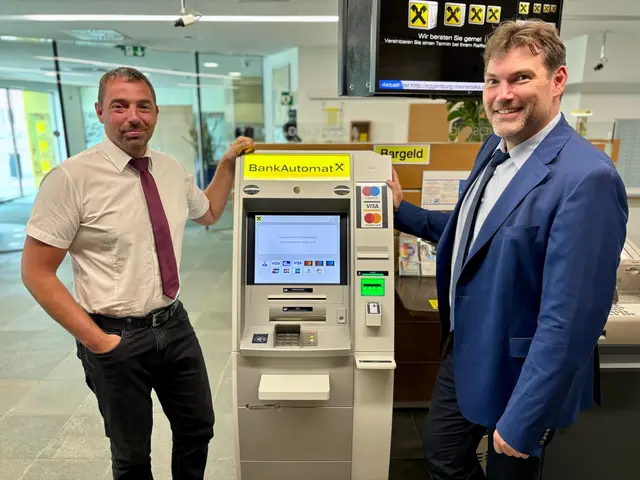 Dass nicht jeder Standort wirtschaftlich tragbar ist, erklärt auch Clemens Pfeifer, Geschäftsleiter der Raiffeisenbank Eggenburg. | Foto: Markus Kahrer