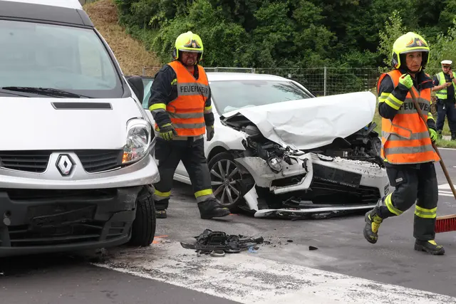 In Weißkirchen stießen ein Pkw und ein Kleintransporter bei der Autobahnauffahrt zusammen und verursachten eine Verkehrsbehinderung auf der Marchtrenker Straße.