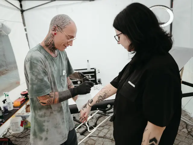 Mutige können sich auf dem Markfest sogar kleine Motive tätowieren lassen. | Foto: Sophia Hartsch