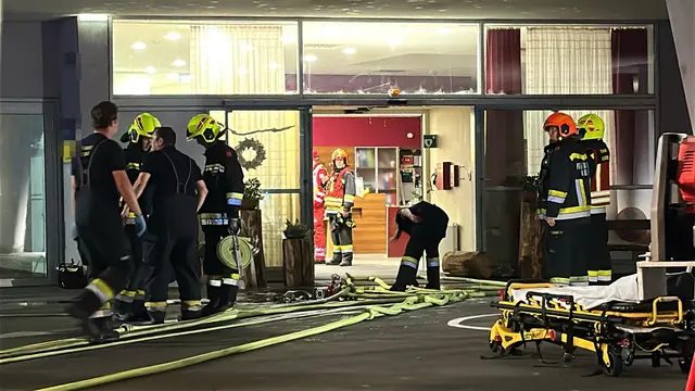 Ein Bewohner wurde aus einem brennenden Zimmer gerettet. | Foto: DOKU-NÖ