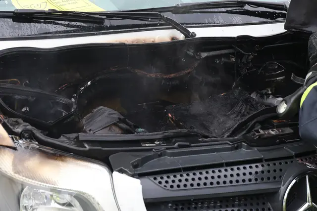 Die Feuerwehr musste einen Kleintransporter im Welser Stadtteil Pernau löschen, in dessen Motorraum es nach einer Reparatur zu brennen begonnen hatte. | Foto: laumat.at