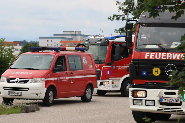 Die Feuerwehr musste einen Kleintransporter im Welser Stadtteil Pernau löschen, in dessen Motorraum es nach einer Reparatur zu brennen begonnen hatte. | Foto: laumat.at