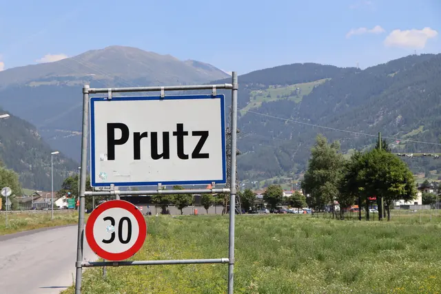 In Prutz fuhr ebenfalls ein Motorradfahrer vom Dorfzentrum kommend auf den Beschleunigungsstreifen. Er touchierte die Leitschiene und geriet auf die Gegenfahrbahn und kollidierte frontal mit einem Pkw. Beide Unfallbeteiligten wurden unbestimmten Grades verletzt. | Foto: Othmar Kolp
