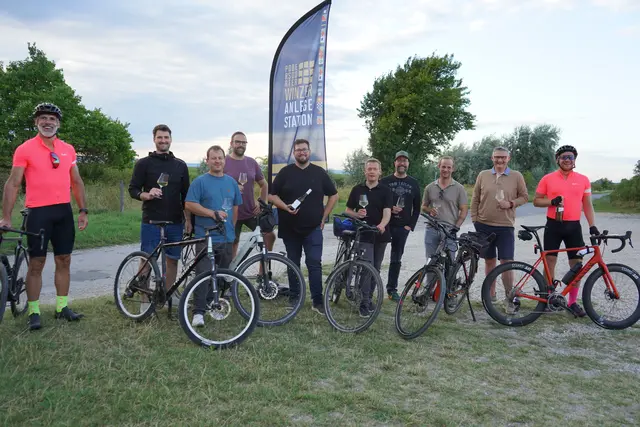 Gemeinsame Hotterausfahrt mit den Podersdorfer Seewinzern. Bildmitte Obmann Andreas Glück, Tourismus-Geschäftsführer Rene Lentsch  | Foto: Andrea Glatzer