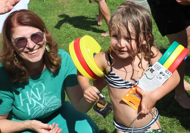Freut sich über ihren ersten Pokal: Oliva (3) erhielt den Sonderpreis als jüngste Teilnehmerin. Andrea Neundlinger gratulierte.  | Foto: Edith Ertl