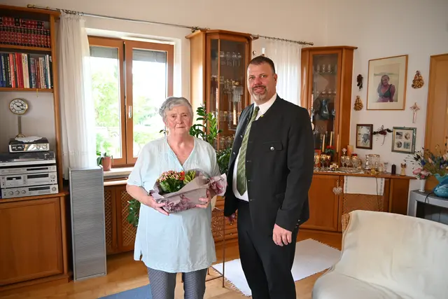 Die Jubilarin Gerlinde Prinz mit  Bürgermeister Bmstr. Ing. Franz Holzer | Foto: Stadtgemeinde Gföhl