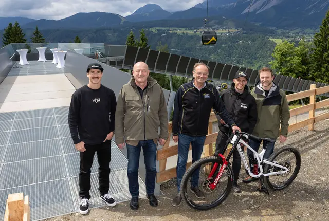 Bei der feierlichen Eröffnung der Bikebrücke im Bikepark Schladming: Planai-Testimonial und Downhiller Andreas Kolb, Bgm. Hermann Trinker, Planai-Geschäftsführer Dir. Georg Bliem, 
Bikepark-Manager Planai Mario Sieder, Leiter Lebensraum & Produktentwicklung Schladming-Dachstein Georg Knaus | Foto: Harald Steiner