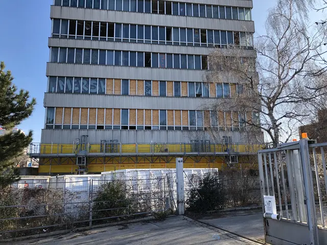 Der APA-Turm stammt aus dem Jahre 1970. Die Fenster wurden mit Holzplatten verbarrikadiert. | Foto: Thomas Netopilik