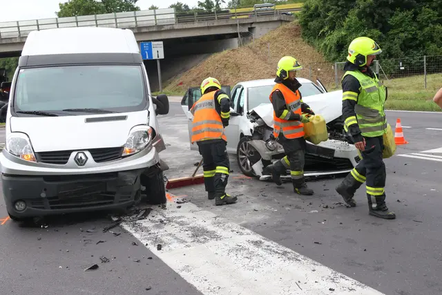 In Weißkirchen stießen ein Pkw und ein Kleintransporter bei der Autobahnauffahrt zusammen und verursachten eine Verkehrsbehinderung auf der Marchtrenker Straße.