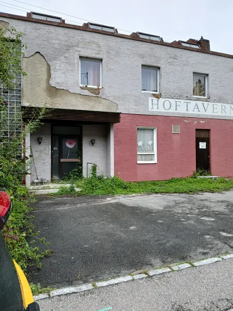 Das ehemalige Traditionswirtshaus Wendl, das zuletzt als Flüchtlingsunterkunft diente, verfällt zusehends. | Foto: Wolfgang Wagner