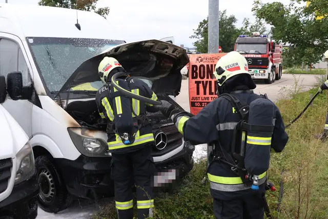 Die Feuerwehr musste einen Kleintransporter im Welser Stadtteil Pernau löschen, in dessen Motorraum es nach einer Reparatur zu brennen begonnen hatte. | Foto: laumat.at