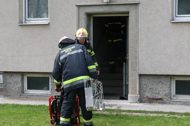 Großeinsatz der Einsatzkräfte in Wels-Neustadt. Ein vermeintliches Feuer stellte sich als angebranntes Essen heraus. | Foto: laumat.at