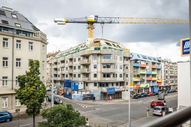 In der Grillgasse 12 ist das Dach des Rohbaus fertiggestellt.  | Foto: Christian Steinbrenner