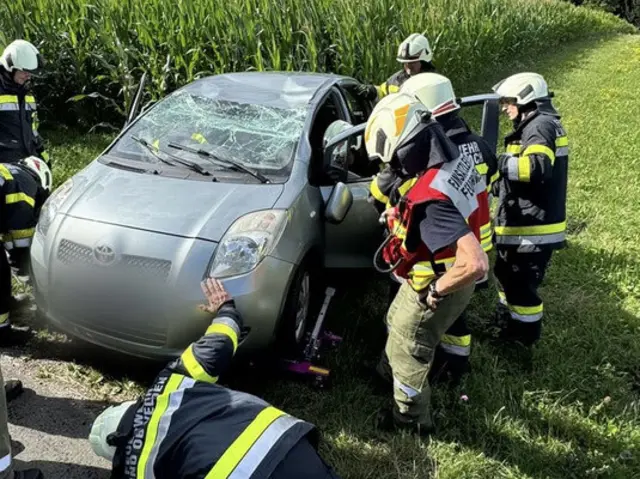 Der Pkw wurde bei dem Unfall stark beschädigt. | Foto: Feuerwehr Wernberg