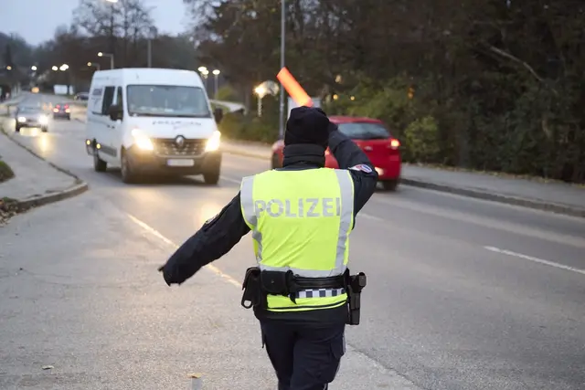 Bei einer routinemäßigen Lenker- und Fahrzeugkontrolle stellten Polizisten einen gestohlenen Pkw sicher.  | Foto: ÖAMTC/Tesarek
