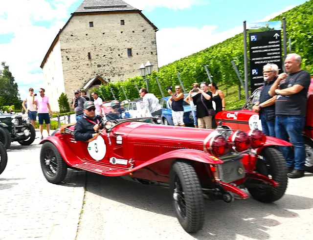 Die Begeisterung war groß, als die Teilnehmer der Ennstal-Classic durch das Weingut fuhren