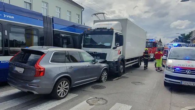 Die Straße musste für den Einsatz gesperrt werden. | Foto: Freiwillige Feuerwehr Baden Leesdorf