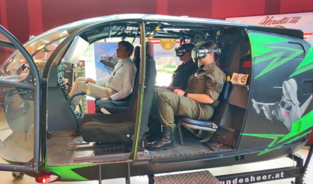 Technikbegeisterte können sich selbst im Flugsimulator des Alouette III Hubschraubers als Pilot:in versuchen. | Foto: bundesheer