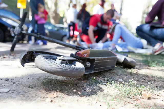 Ein elfjähriger Bub wollte mit seinem E-Scooter den Himmelreichweg auf Höhe der Einfahrt Billa-Markt überqueren, als es zum Zusammenstoß mit dem roten PKW kam. (Symbolbild) | Foto: panthermedia/Wellphoto