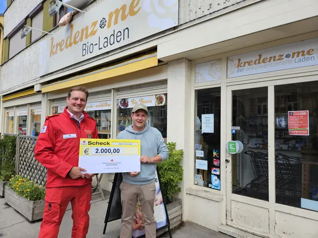 Dominik Horvat (rechts) übergibt die Spende an Florian Havel vom Roten Kreuz Klosterneuburg. | Foto: Rotes Kreuz Klosterneuburg
