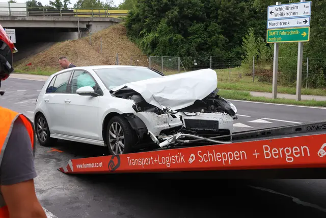 In Weißkirchen stießen ein Pkw und ein Kleintransporter bei der Autobahnauffahrt zusammen und verursachten eine Verkehrsbehinderung auf der Marchtrenker Straße.