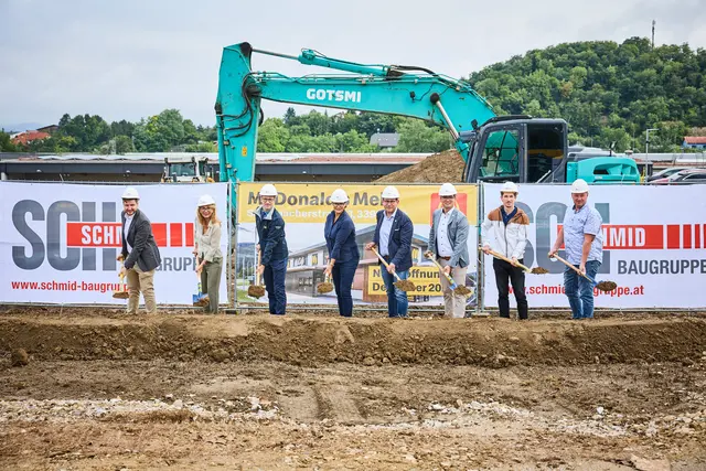 Robert Dulguerov (Projektleiter Professional Construction der McDonald’s Franchise GmbH), Silvia Rupp (WKO Melk), Restaurantleiter Michael Schober, Barbara und Wolfgang Heindl (McDonald’s Franchisenehmer), Patrick Strobl (Bürgermeister Melk), Christoph Haberl und Herbert Schausberger (Bau- und Projektleiter Schmid Hochbau GmbH). | Foto: Franz Gleiß