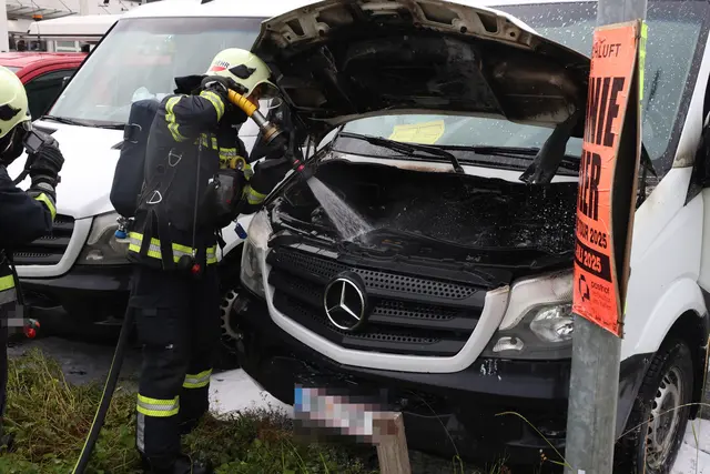 Die Feuerwehr musste einen Kleintransporter im Welser Stadtteil Pernau löschen, in dessen Motorraum es nach einer Reparatur zu brennen begonnen hatte. | Foto: laumat.at