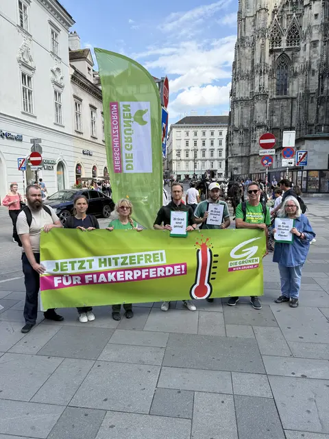 Anlässlich der Petition fand am Mittwoch, 16 Juli eine Kundgebung am Stephansplatz statt. Unterstützerinnen und Unterstützer der Petition haben dort Unterschriften für ein früheres Hitzefrei für Fiakerpferde gesammelt. | Foto: viktor rösner