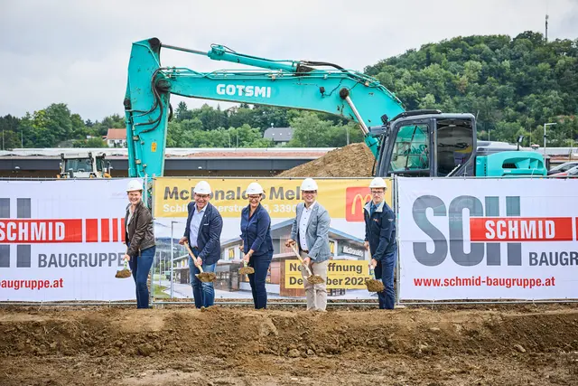 McDonald’s Franchisenehmer und zukünftiger Gastgeber in Melk  Wolfgang Heindl (2.v.l.) gemeinsam mit Tochter Astrid Heindl (links), Ehefrau  Barbara Heindl (Mitte), Bürgermeister von Melk Patrick Strobl (2.v.r.) und Restaurantleiter Michael Schober (rechts) beim traditionellen Spatenstich des entstehenden McDonald’s Restaurants in Melk | Foto: Franz Gleiß