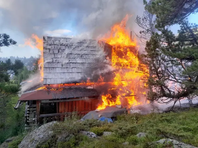 Die Flammen loderten rund zwei Meter hoch und griffen rasch auf das hölzerne Dach über. | Foto: Freiwillige Feuerwehr Bad Kleinkirchheim