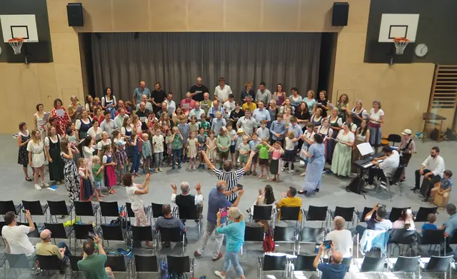 Gemeinsamer Konzert-Abschluss mit allen 120 Teilnehmern an der Familiensingwoche 2025 in Gießhübl.
