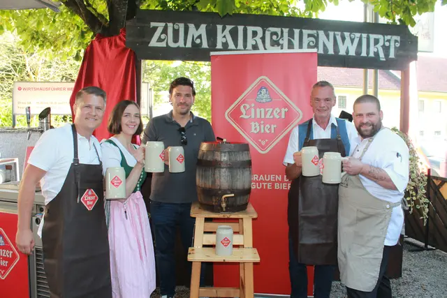 Auch der traditionelle Bieranstich durfte nicht fehlen. Diesen nahm Bürgermeister Peter Breitenauer vor. Am Bild: Markus Kapl, Jasmin Enengl, Sebastian Hölzl, Peter Breitenauer und Christoph Enengl. | Foto: MeinBezirk Linz-Land