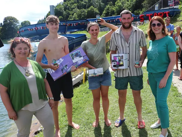 Wettrutschkönigin Christina Vetta (Bildmitte) mit Bgm. Doris Dirnberger, Benedikt Irran, Philipp Hemmer und GR Andrea Neundlinger bei der Siegerehrung.  | Foto: Edith Ertl