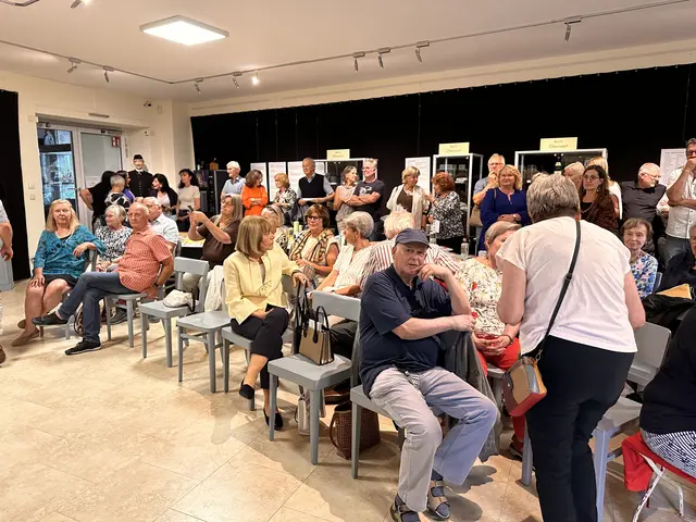 Zahlreiche Besucherinnen und Besucher ließen sich am Freitagend von der Kunst und Fotografie verzaubern  | Foto: Lisa Stöckl