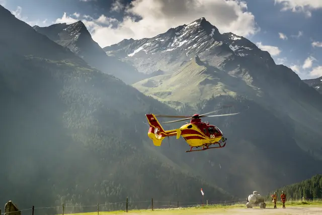 Nach seinem Sturz wurde der 72-Jährige vom Rettungshubschrauber ins BKH Lienz geflogen. (Symbolfoto) | Foto: stock.adobe.com/at/fotoart-wallraf 