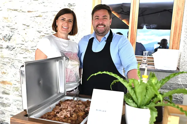 Andrea Riedl von der Eigentümerfamilie des Weingut Burg Taggebrunn mit Manager Anze Mirtic vom Gastronomie-Betreiber Jezeršek Catering | Foto: Josef Bodner