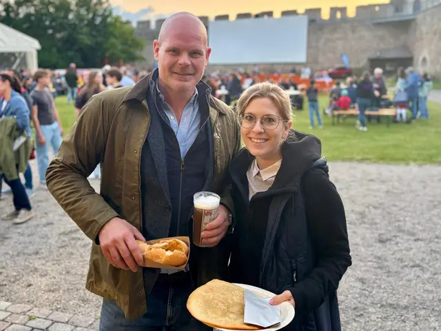 Günther Gastecker alias „Mister EGINO“ war ebenso vor Ort und genoß den Film mit seiner Begleitung. | Foto: Markus Kahrer