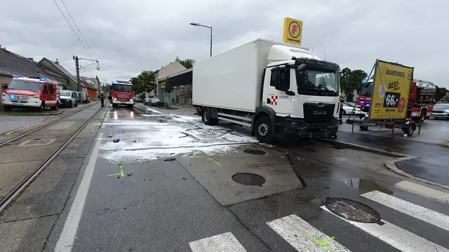 Der Lkw wurde auf die Seite gezogen. | Foto: Freiwillige Feuerwehr Baden Leesdorf