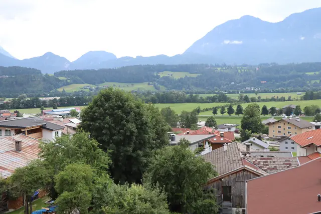 Auf dem Areal von der Mittelschule bis etwa zu dem gelben Haus rechts im Bild soll das neue Gemeindezentrum in Langkampfen entstehen. | Foto: Nimpf