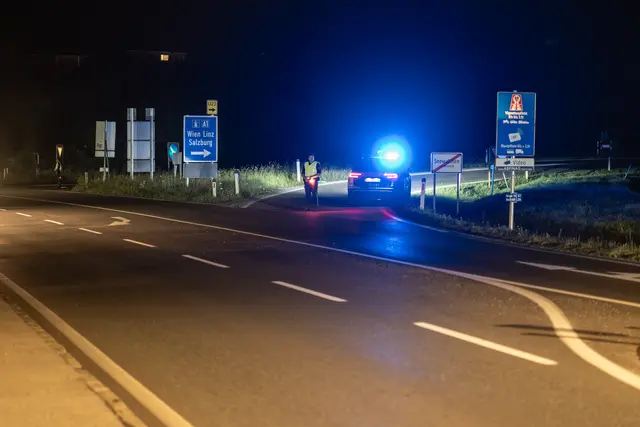 Aus Sicherheitsgründen musste die Auf- und Abfahrtder Autobahn in Seewalchen gesperrt werden.  | Foto: TEAM FOTOKERSCHI / MATTHIAS KALTENLEITNER