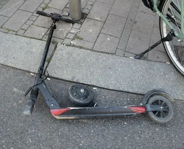 Bei der frontalen Kollision mit einer Hausmauer zog er sich Verletzungen unbestimmten Grades im Kopfbereich zu, setzte die Fahrt jedoch fort. | Foto: LPD Wien