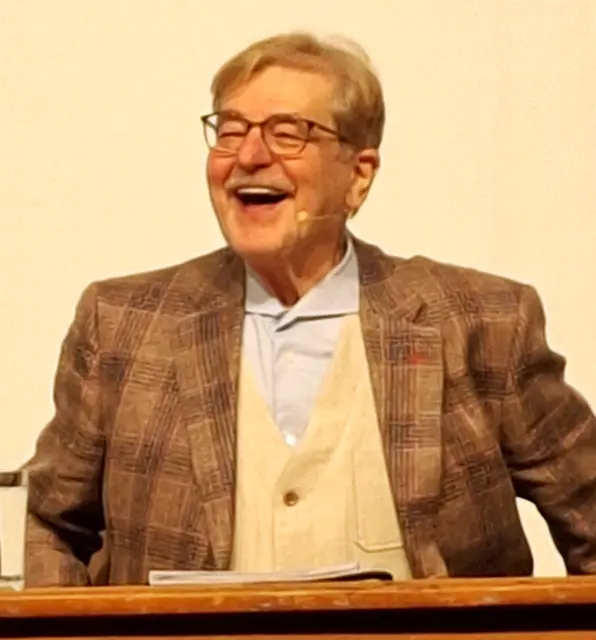 Erwin Steinhauer hat selbst viel Spaß im Burghof. | Foto: Josef Wind