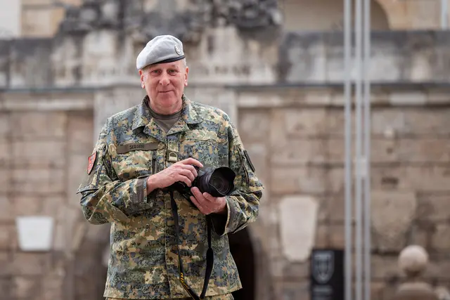 So kennt man Gerhard Seeger: In Uniform und immer Kamera bei Fuß. | Foto: MilAk