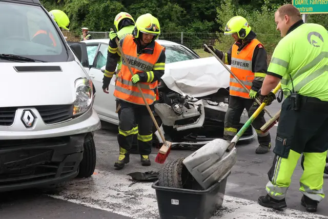 In Weißkirchen stießen ein Pkw und ein Kleintransporter bei der Autobahnauffahrt zusammen und verursachten eine Verkehrsbehinderung auf der Marchtrenker Straße.