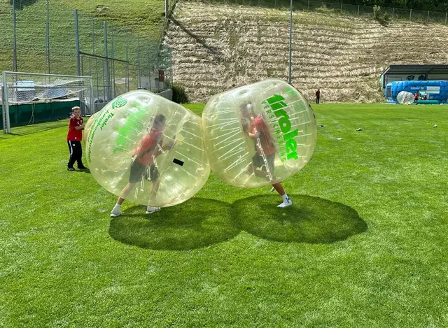 Großen Spaß hatten die Nachwuchs-Fußballer in den aufblasbaren Bällen beim „Bubble-Soccer“. | Foto: SV Matrei