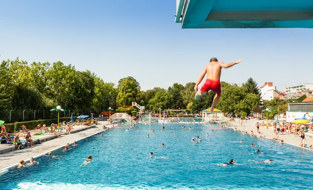 Üblicherweise schließen die Grazer Freibäder ihren Betrieb mit dem letzten Ferientag. Ausnahmen gab es immer wieder – diese werden aber Jahr um Jahr wieder diskutiert. | Foto: Kernasenko