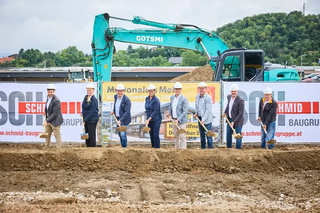 Robert Dulguerov (Projektleiter Professional Construction der McDonald’s Franchise GmbH), Antonia Schneck (JET), McDonald’s Franchisenehmer Wolfgang Heindl mit Ehefrau Barbara Heindl, Patrick Strobl (Bürgermeister Melk), Richard Scherer (Bauamtsleiter), René Reinmüller (Stadtrat) und Klaus Haberl (Klaus Haberl GmbH) | Foto: Franz Gleiß
